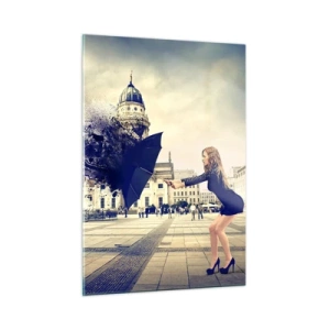 Quadro su vetro - Una donna con un ombrello sullo sfondo di una piazza cittadina in una composizione artistica - 50x70cm - C'è un vento tale... - Decorazione murale moderna per soggiorno e camera da letto ARTTOR