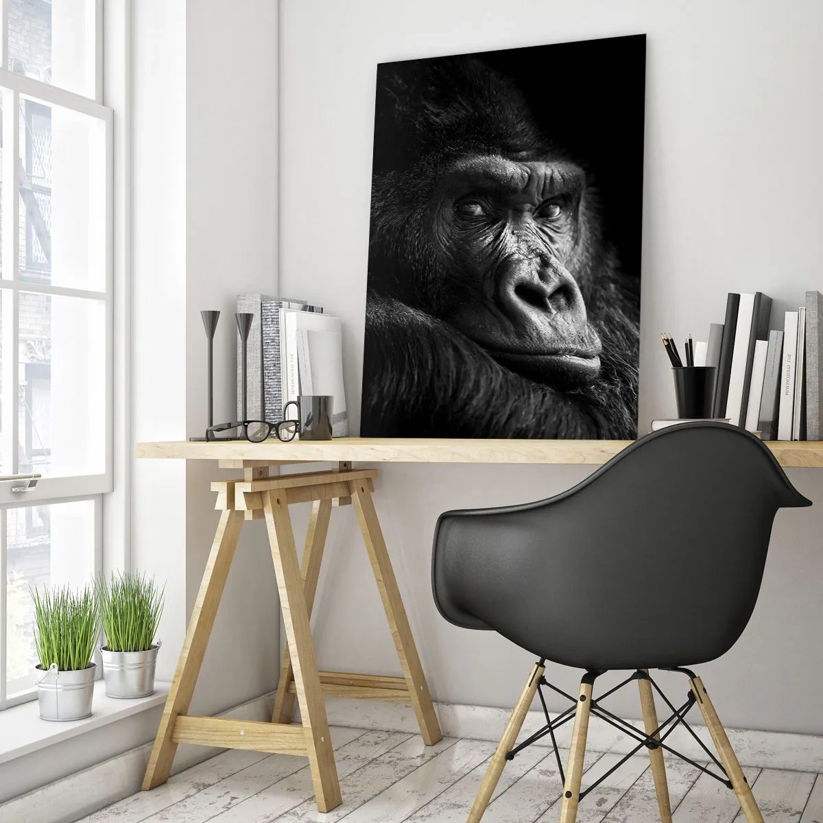 Quadro su vetro - Ritratto in bianco e nero di un gorilla all'ombra di una finestra - 50x70cm - E cosa guardi? - Decorazione murale moderna per soggiorno e camera da letto ARTTOR