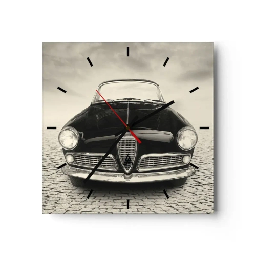 Orologio da parete - Orologio in Vetro - Un'auto d'epoca su una piazza di ciottoli in stile monocromatico - 30x30cm - Come non amarmi? - Decorazione murale moderna per soggiorno e camera da letto ARTTOR