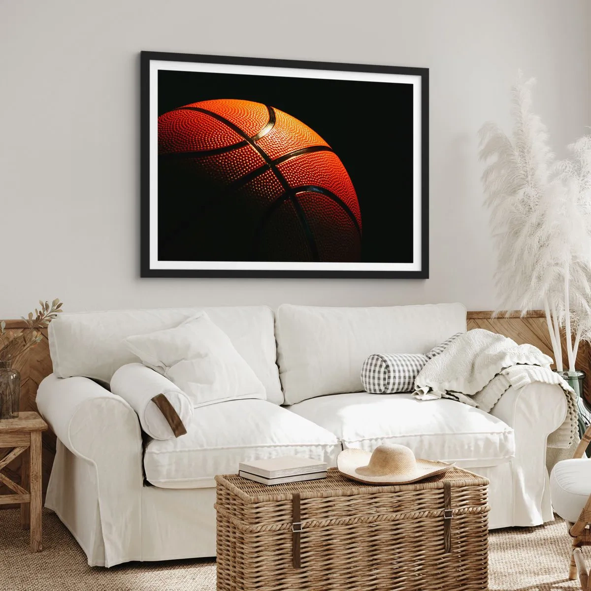 Poster in cornice nera - Primo piano di un pallone da basket su sfondo nero - 100x70cm - Bella come un pianeta - Decorazione murale moderna per soggiorno e camera da letto ARTTOR