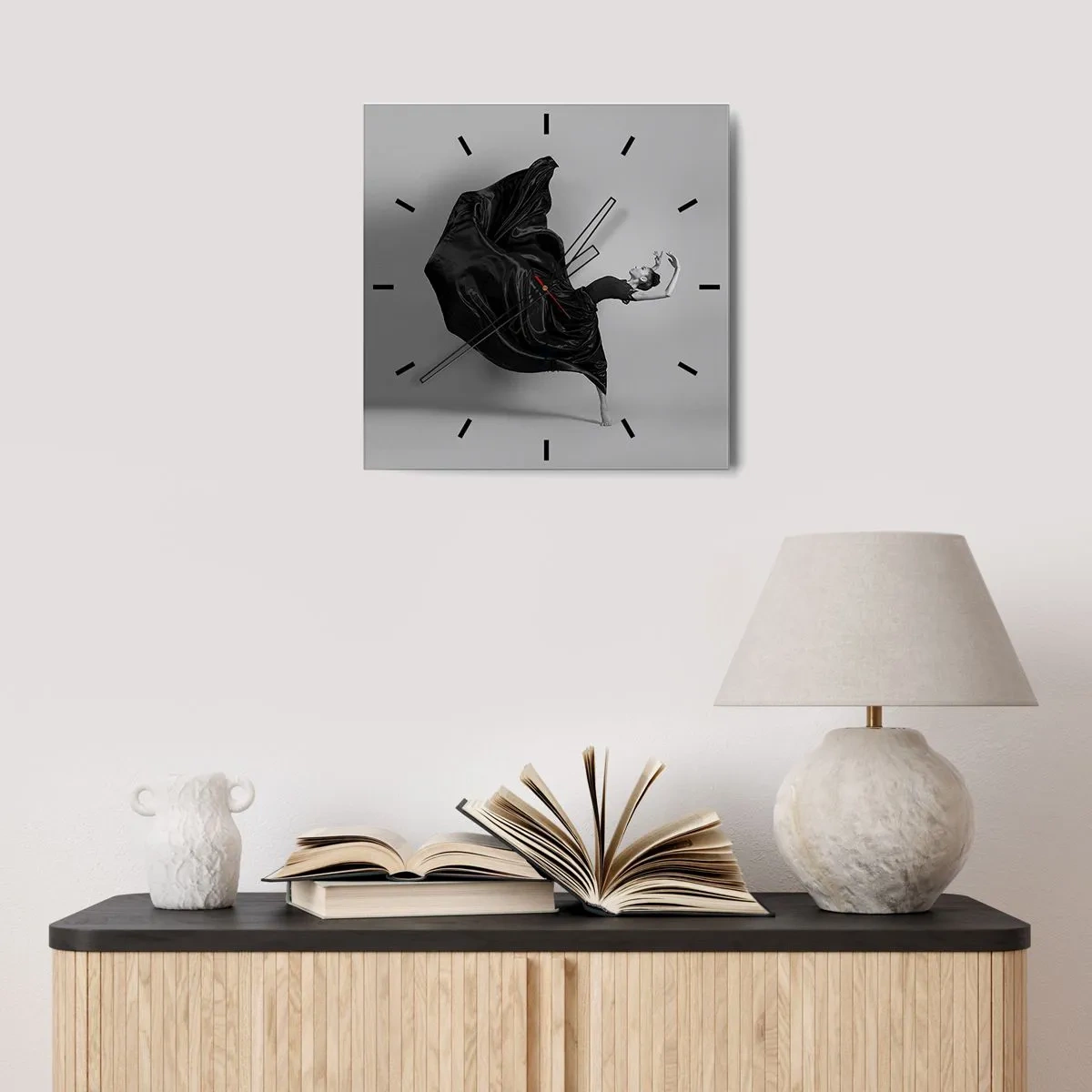 Orologio da parete - Orologio in Vetro - Un'elegante ballerina in abito nero in movimento - 30x30cm - Musica alata - Decorazione murale moderna per soggiorno e camera da letto ARTTOR