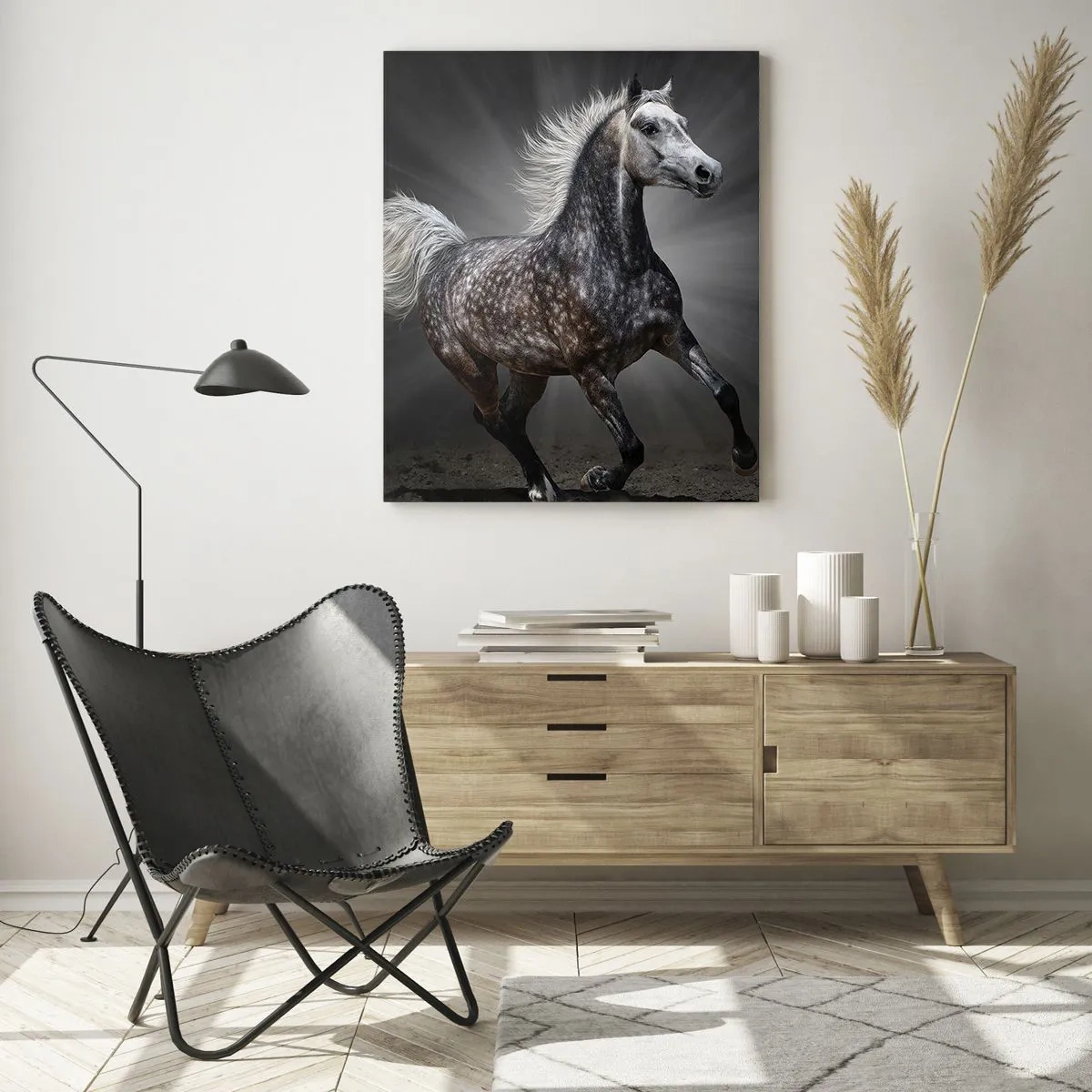 Quadro su vetro - Un cavallo al galoppo su uno sfondo scuro con effetto luminoso. - 50x70cm - Grigio è bello - Decorazione murale moderna per soggiorno e camera da letto ARTTOR
