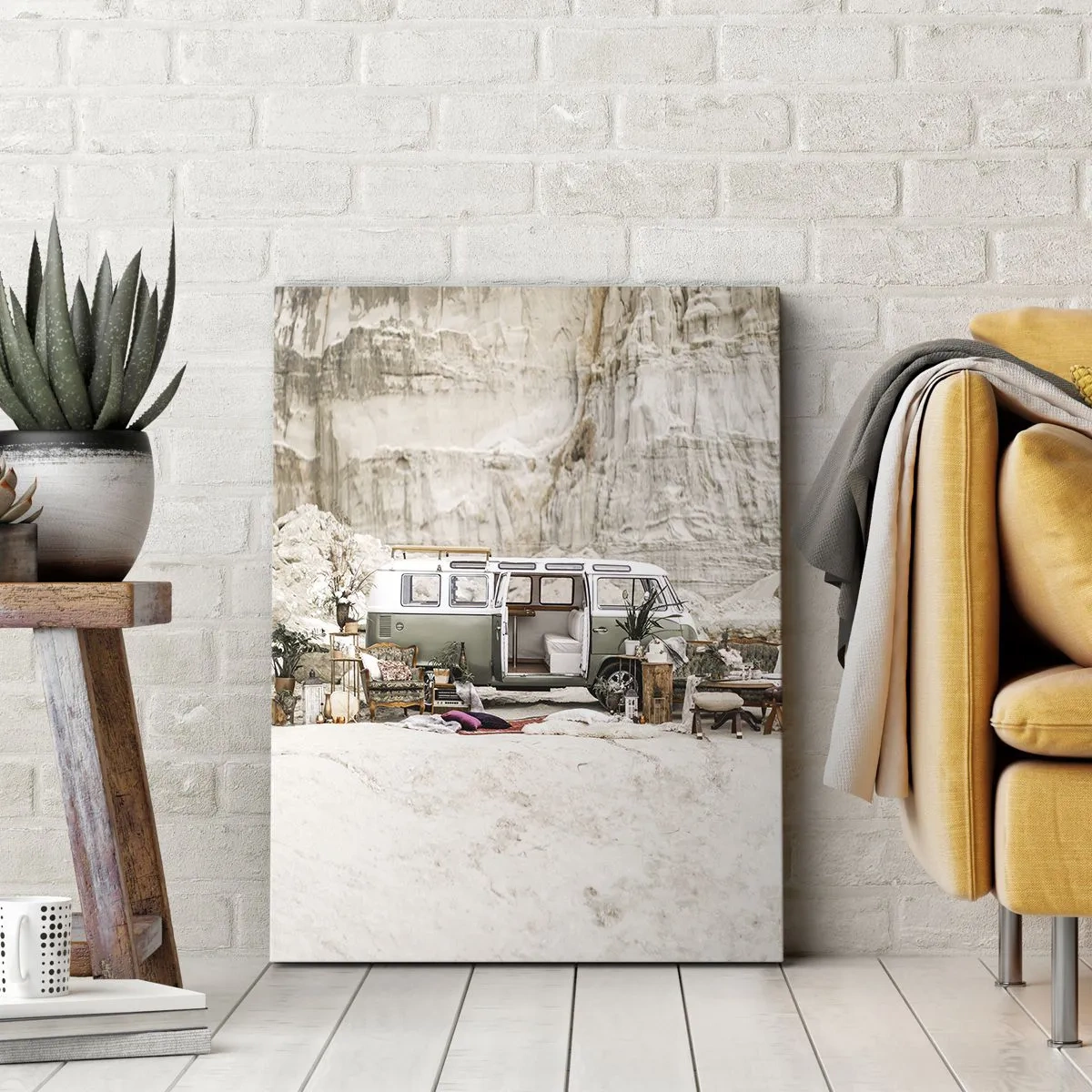 Quadro su tela - Stampe su Tela - Un camper retrò dal design boho sullo sfondo di un paesaggio roccioso. - 70x100cm - è tempo di viaggiare - Decorazione murale moderna per soggiorno e camera da letto ARTTOR