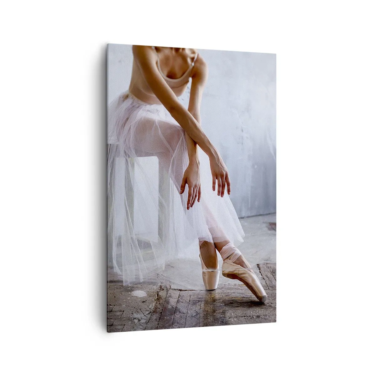 Quadro su tela - Stampe su Tela - Una ballerina in una posa delicata su uno sfondo industriale - 80x120cm - Prima che si accendano le luci del palco - Decorazione murale moderna per soggiorno e camera da letto ARTTOR