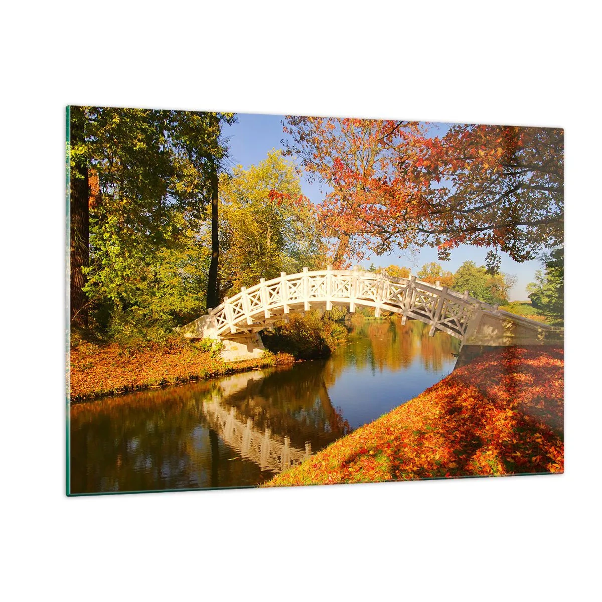 Quadro su vetro - Un ponte di legno sopra un fiume circondato dai colori autunnali - 120x80cm - Sul bianco ponticello dei sospiri - Decorazione murale moderna per soggiorno e camera da letto ARTTOR