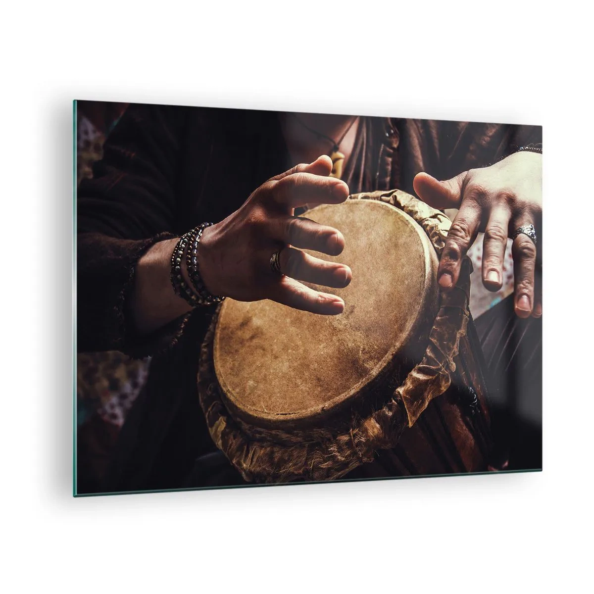 Quadro su vetro - Primo piano di mani che suonano un tamburo djembe in una luce calda. - 70x50cm - Al ritmo del cuore - Decorazione murale moderna per soggiorno e camera da letto ARTTOR