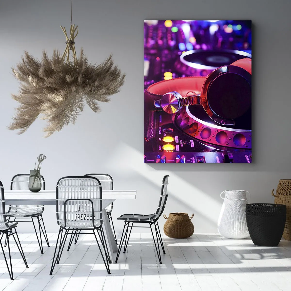 Quadro su tela - Stampe su Tela - Cuffie da DJ su una console con illuminazione al neon - 70x100cm - Prima che inizi la festa - Decorazione murale moderna per soggiorno e camera da letto ARTTOR
