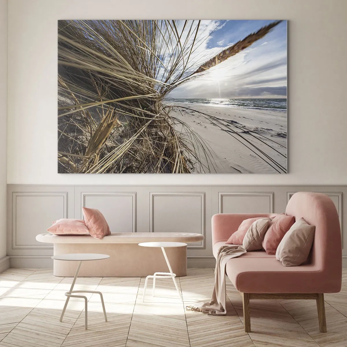 Quadro su vetro - Erba dorata sullo sfondo di una spiaggia sabbiosa e del mare - 70x50cm - L'incontro degli elementi - Decorazione murale moderna per soggiorno e camera da letto ARTTOR