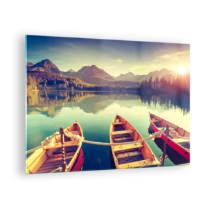 Quadro su vetro - Barche di legno su un lago calmo circondato da montagne - 70x50cm - Vivere secondo le sue leggi - Decorazione murale moderna per soggiorno e camera da letto ARTTOR
