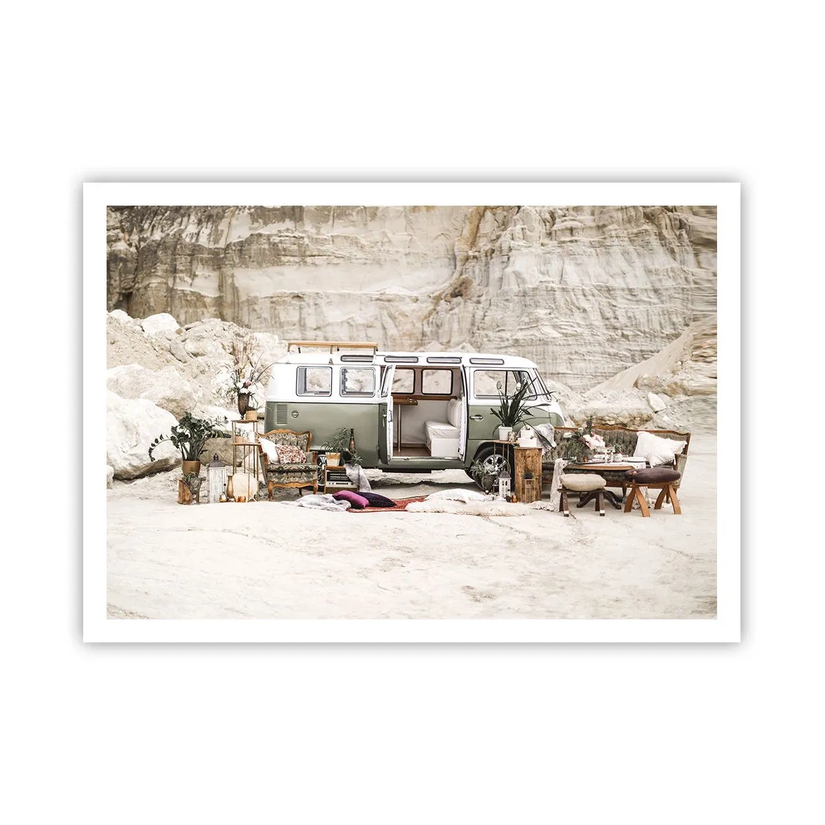 Poster - Un camper retrò dal design boho sullo sfondo di un paesaggio roccioso. - 100x70cm - è tempo di viaggiare - Decorazione murale moderna per soggiorno e camera da letto ARTTOR