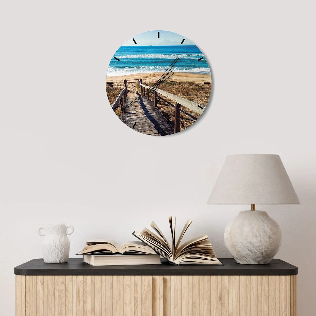 Orologio da parete - Orologio in Vetro - Un molo di legno conduce a una spiaggia sabbiosa in riva all'oceano blu - 30x30cm - Corri! - Decorazione murale moderna per soggiorno, cucina e camera da letto ARTTOR