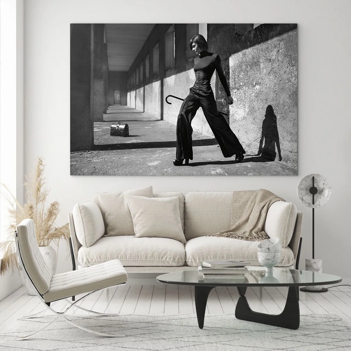 Quadro su vetro - Fotografia in bianco e nero di una donna in abito elegante in un contesto urbano. - 120x80cm - Eleganza cittadina - Decorazione murale moderna per soggiorno e camera da letto ARTTOR
