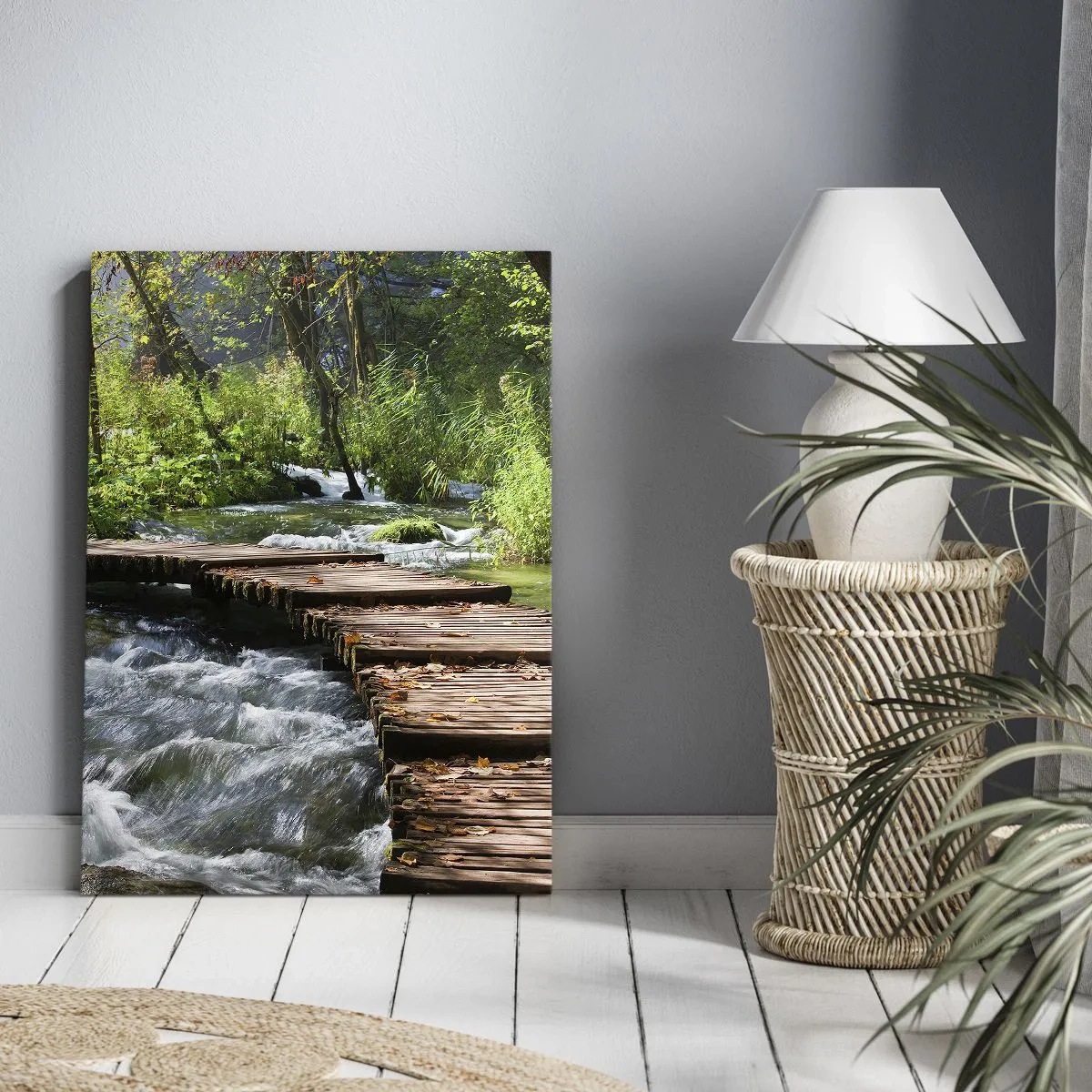 Quadro su tela - Stampe su Tela - Un ponte di legno sopra un ruscello impetuoso, circondato dal verde della foresta. - 70x100cm - Sulla cascata spumeggiante - Decorazione murale moderna per soggiorno e camera da letto ARTTOR