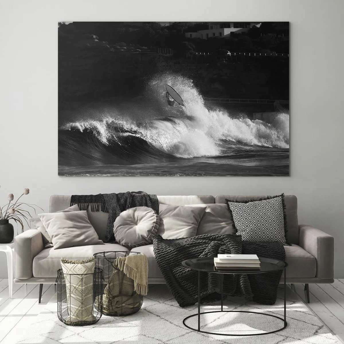 Quadro su vetro - Un surfista che cavalca un'onda immortalato in una fotografia in bianco e nero - 70x50cm - Sfida accettata! - Decorazione murale moderna per soggiorno e camera da letto ARTTOR