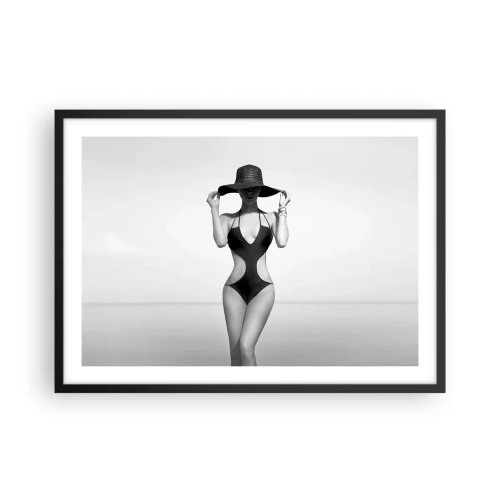 Poster in cornice nera - Silhouette in bianco e nero di una donna con un cappello sullo sfondo del mare - 70x50cm - Il mio nome è Eleganza - Decorazione murale moderna per soggiorno e camera da letto ARTTOR
