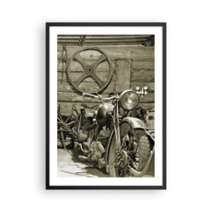 Poster in cornice nera - Una vecchia motocicletta in una baracca di legno con una ruota sullo sfondo - 50x70cm - Nel capanno di zio Alfredo - Decorazione murale moderna per soggiorno e camera da letto ARTTOR
