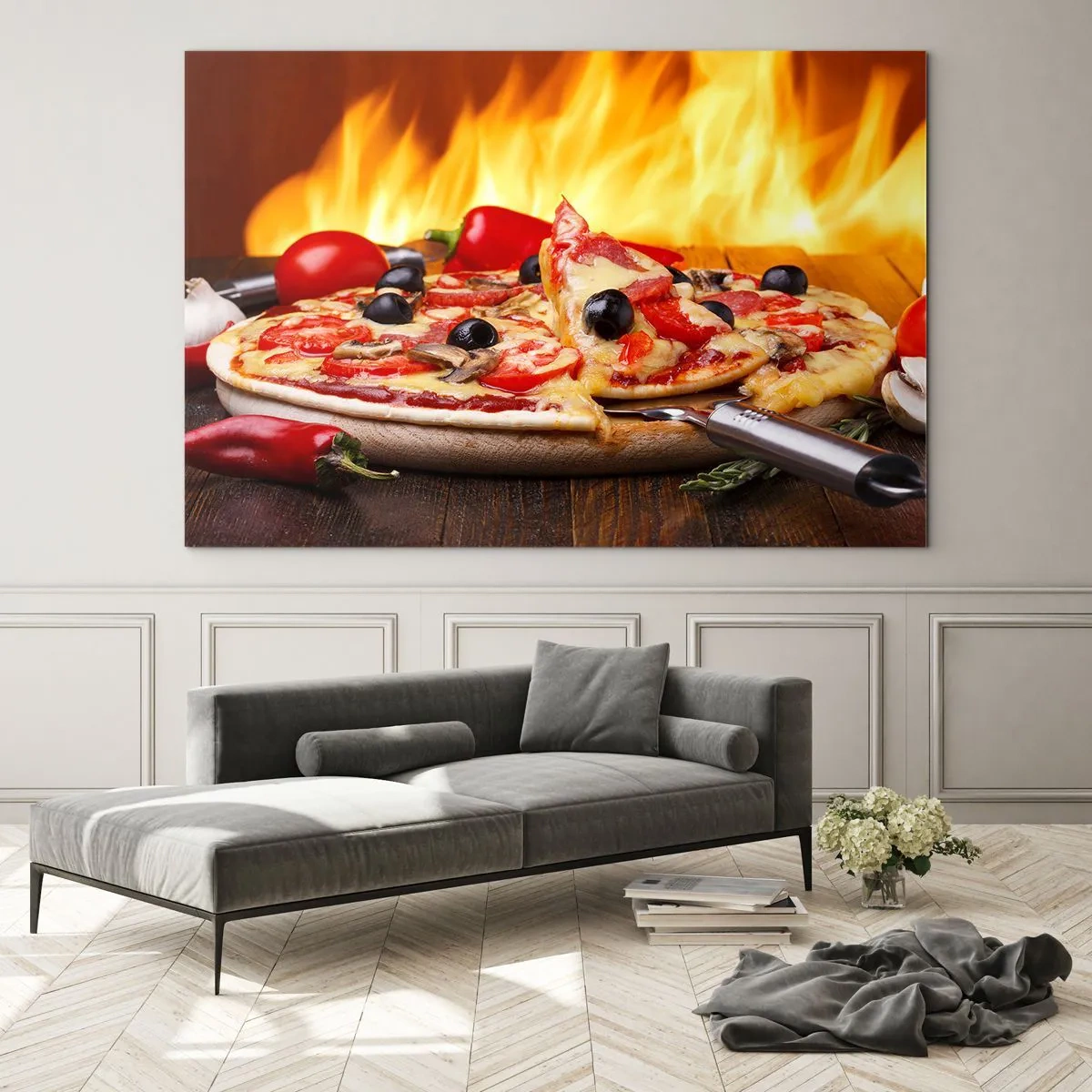 Quadro su vetro - Pizza con olive sullo sfondo delle fiamme del fuoco - 70x50cm - From Italy with love - Decorazione murale moderna per soggiorno e camera da letto ARTTOR