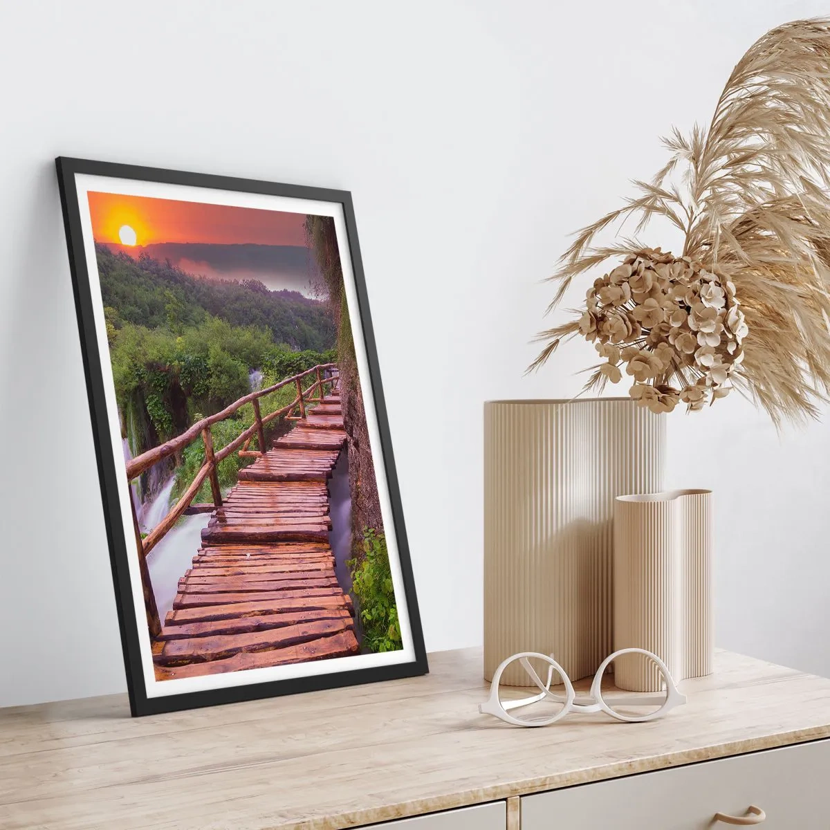Poster in cornice nera - Un ponte di legno tra il verde e il sole al tramonto - 50x70cm - Una bellezza incredibile - Decorazione murale moderna per soggiorno e camera da letto ARTTOR