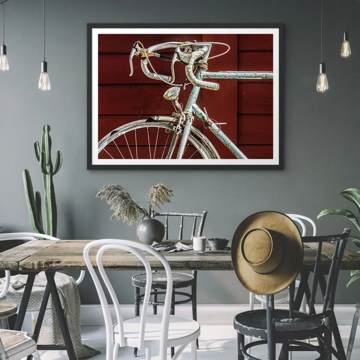 Poster in cornice nera - Una bicicletta d'epoca contro un muro di legno rosso - 70x50cm - Creata per la vittoria - Decorazione murale moderna per soggiorno e camera da letto ARTTOR