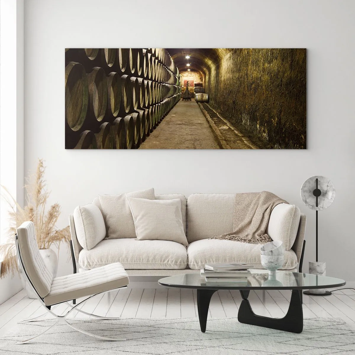 Quadro su vetro - Una cantina con botti di legno per il vino disposte in file - 140x50cm - È bene riposare - Decorazione murale moderna per soggiorno e camera da letto ARTTOR
