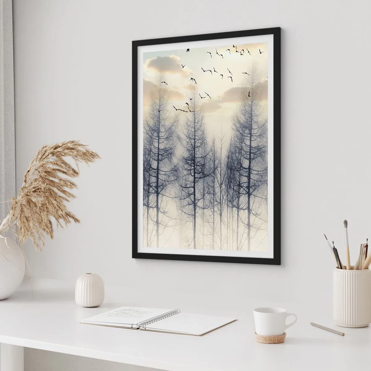 Poster in cornice nera - Una foresta nebbiosa con alberi alti e uccelli che volano al mattino - 50x70cm - Lo spirito della foresta - Decorazione murale moderna per soggiorno e camera da letto ARTTOR