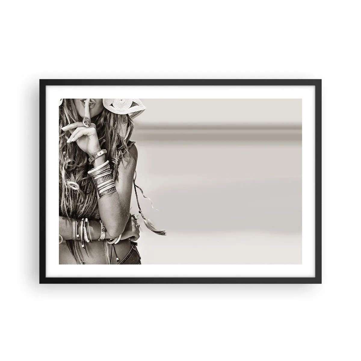 Poster in cornice nera - Ritratto di una donna boho con gioielli - 70x50cm - Come una ragazza - Decorazione murale moderna per soggiorno e camera da letto ARTTOR