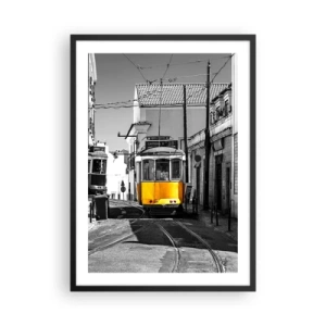 Poster in cornice nera - Un tram giallo per le strade della città in un contesto bianco e nero - 50x70cm - Lo spirito di Lisbona - Decorazione murale moderna per soggiorno e camera da letto ARTTOR