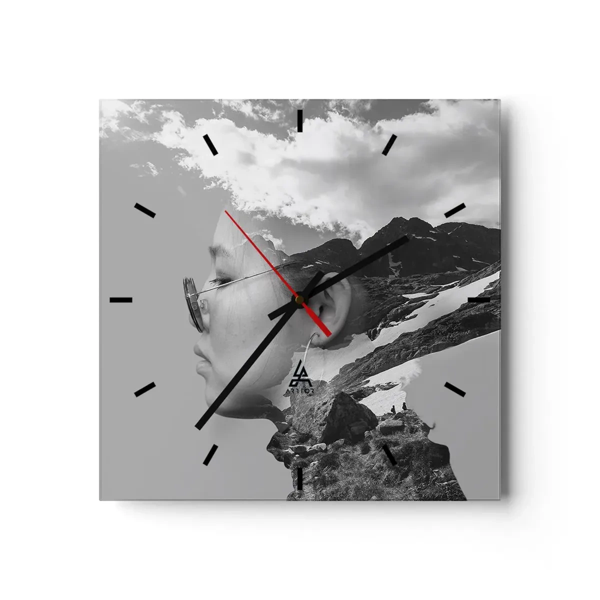 Orologio da parete - Orologio in Vetro - Una composizione in bianco e nero con la silhouette di una donna e un paesaggio montano. - 30x30cm - Ritratto montano nuvoloso - Decorazione murale moderna per soggiorno e camera da letto ARTTOR