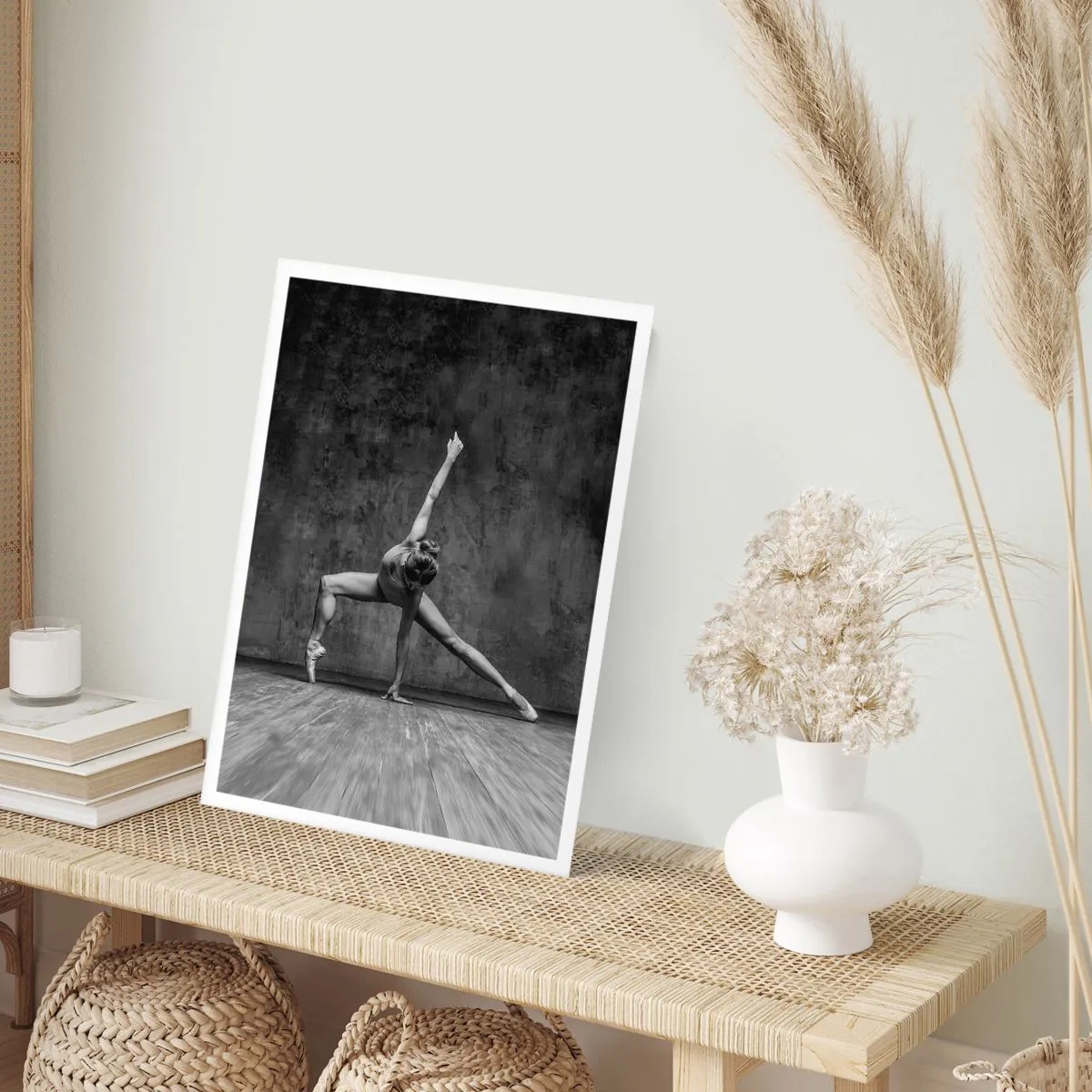 Poster - Una ballerina in bianco e nero in una posa dinamica contro un muro grezzo. - 50x70cm - Ideale di equilibrio - Decorazione murale moderna per soggiorno e camera da letto ARTTOR