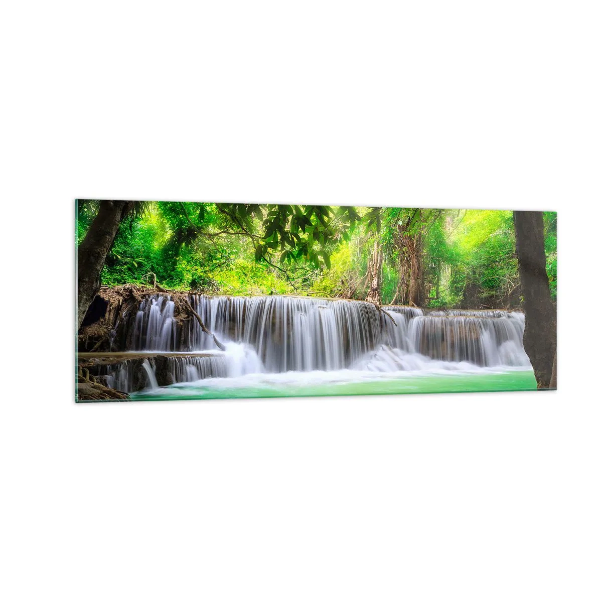 Quadro su vetro - Una cascata verde circondata da una fitta vegetazione tropicale - 140x50cm - Cascata nel verde - Decorazione murale moderna per soggiorno e camera da letto ARTTOR