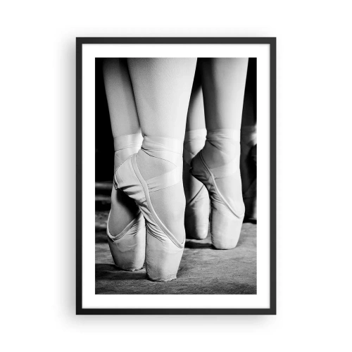 Poster in cornice nera - Un poster in bianco e nero raffigurante delle scarpette da punta per danza classica. - 50x70cm - Insieme, con leggerezza - Decorazione murale moderna per soggiorno e camera da letto ARTTOR