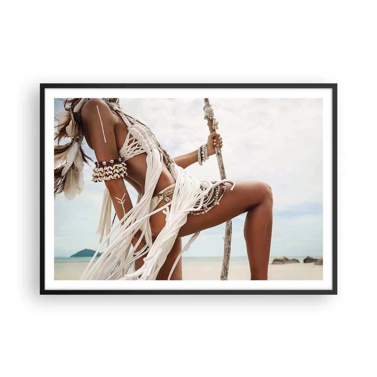 Poster in cornice nera - Figura femminile con ornamenti e abiti etnici sullo sfondo di un paesaggio tropicale. - 100x70cm - La sacerdotessa del sole - Decorazione murale moderna per soggiorno e camera da letto ARTTOR
