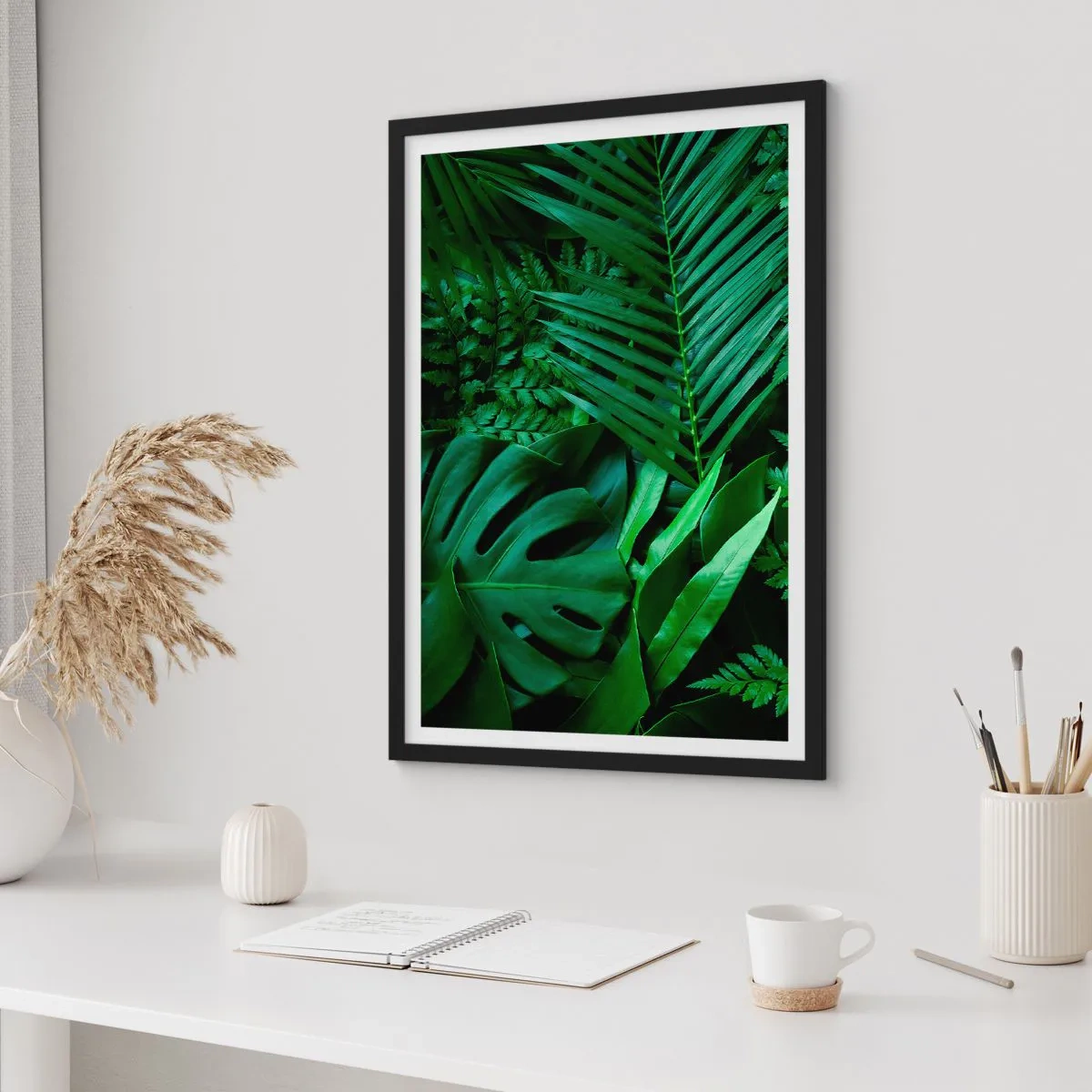 Poster in cornice nera - Felce verde e foglie di palma creano un motivo tropicale - 50x70cm - Avvolti nel verde - Decorazione murale moderna per soggiorno e camera da letto ARTTOR