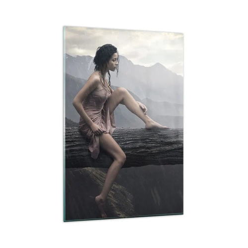 Quadro su vetro - Una donna e un gatto su un tronco d'albero sotto la pioggia, con vista sulle montagne. - 80x120cm - Cime di bellezza - Decorazione murale moderna per soggiorno e camera da letto ARTTOR