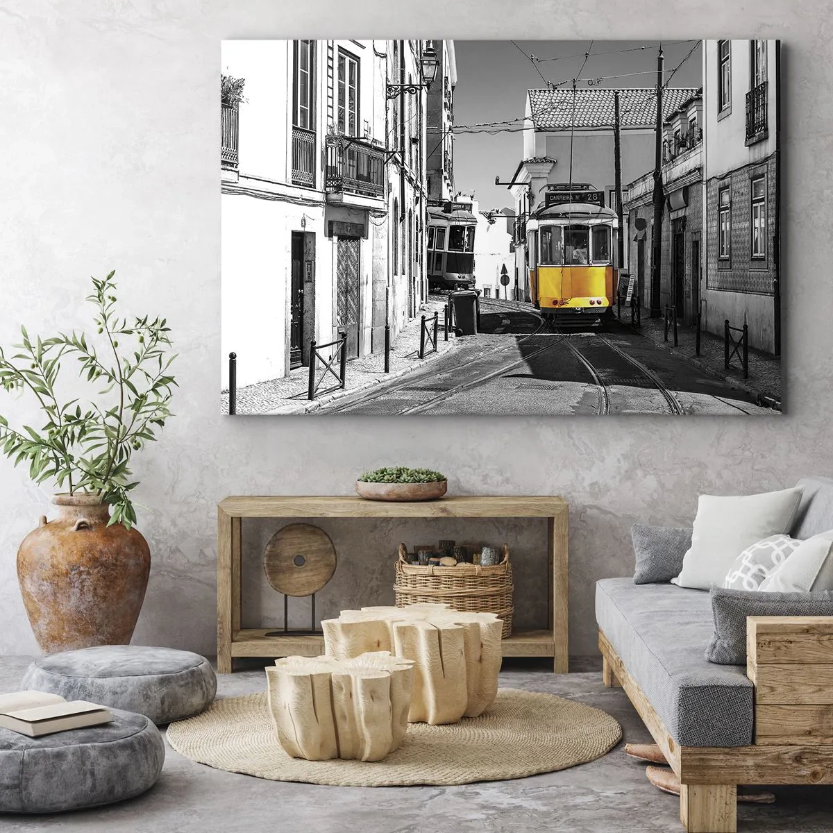 Quadro su tela - Stampe su Tela - Un tram giallo per le strade di Lisbona in un ambiente monocromatico - 120x80cm - Lo spirito di Lisbona - Decorazione murale moderna per soggiorno e camera da letto ARTTOR