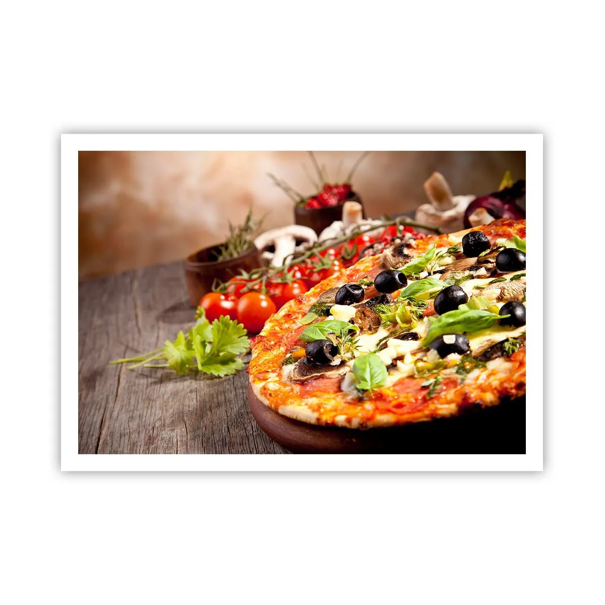 Poster - Pizza con olive, basilico e ingredienti freschi su fondo in legno - 100x70cm - Con ingredienti tellurici - Decorazione murale moderna per soggiorno e camera da letto ARTTOR