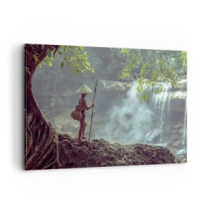 Quadro su tela - Stampe su Tela - Una figura con una lancia presso una cascata in una foresta tropicale - 120x80cm - In armonia con la natura - Decorazione murale moderna per soggiorno e camera da letto ARTTOR