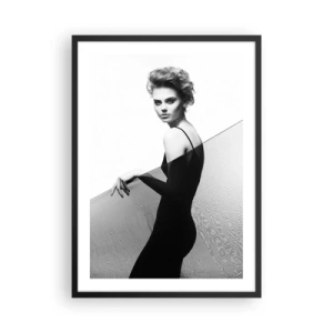 Poster in cornice nera - Una donna in abito nero sullo sfondo di un paesaggio desertico - 50x70cm - Sguardo magnetico - Decorazione murale moderna per soggiorno e camera da letto ARTTOR