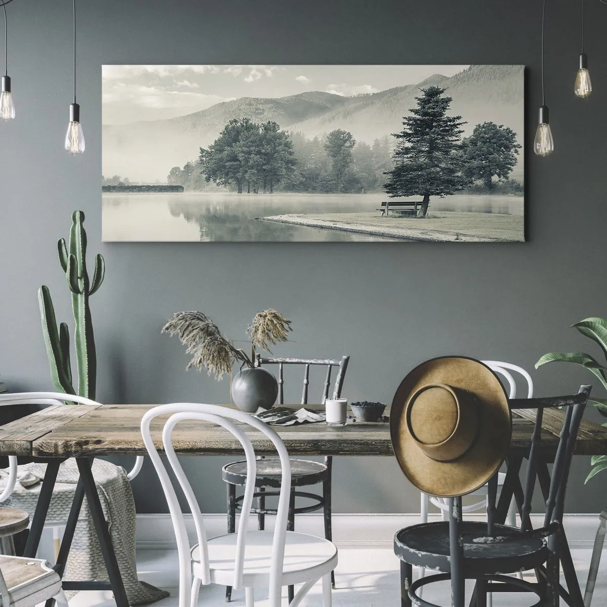 Quadro su tela - Stampe su Tela - Un pittoresco lago con una panchina e la nebbia sullo sfondo - 160x50cm - Il lago dorme ancora - Decorazione murale moderna per soggiorno e camera da letto ARTTOR