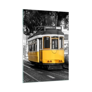 Quadro su vetro - Un tram giallo sullo sfondo di una strada bianca e nera - 50x70cm - Con il fado in sottofondo - Decorazione murale moderna per soggiorno e camera da letto ARTTOR