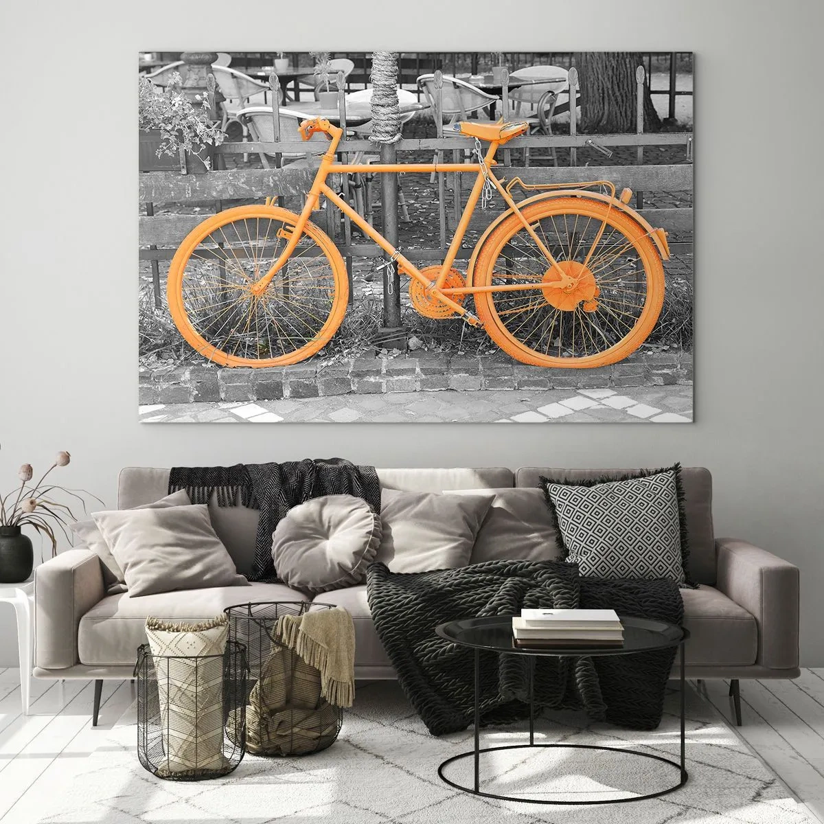 Quadro su vetro - Illustrazione di una bicicletta dipinta di arancione su uno sfondo bianco e nero. - 70x50cm - Vai, ti aspetto qui - Decorazione murale moderna per soggiorno e camera da letto ARTTOR