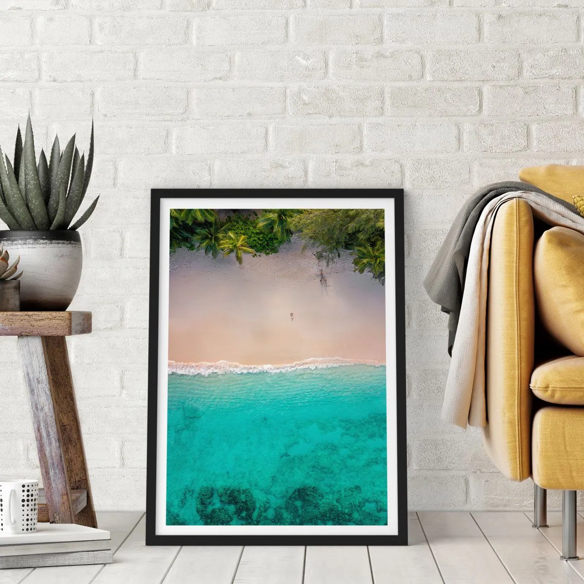 Poster in cornice nera - Vista aerea della spiaggia con acqua turchese e palme - 50x70cm - Spiaggia del paradiso - Decorazione murale moderna per soggiorno e camera da letto ARTTOR