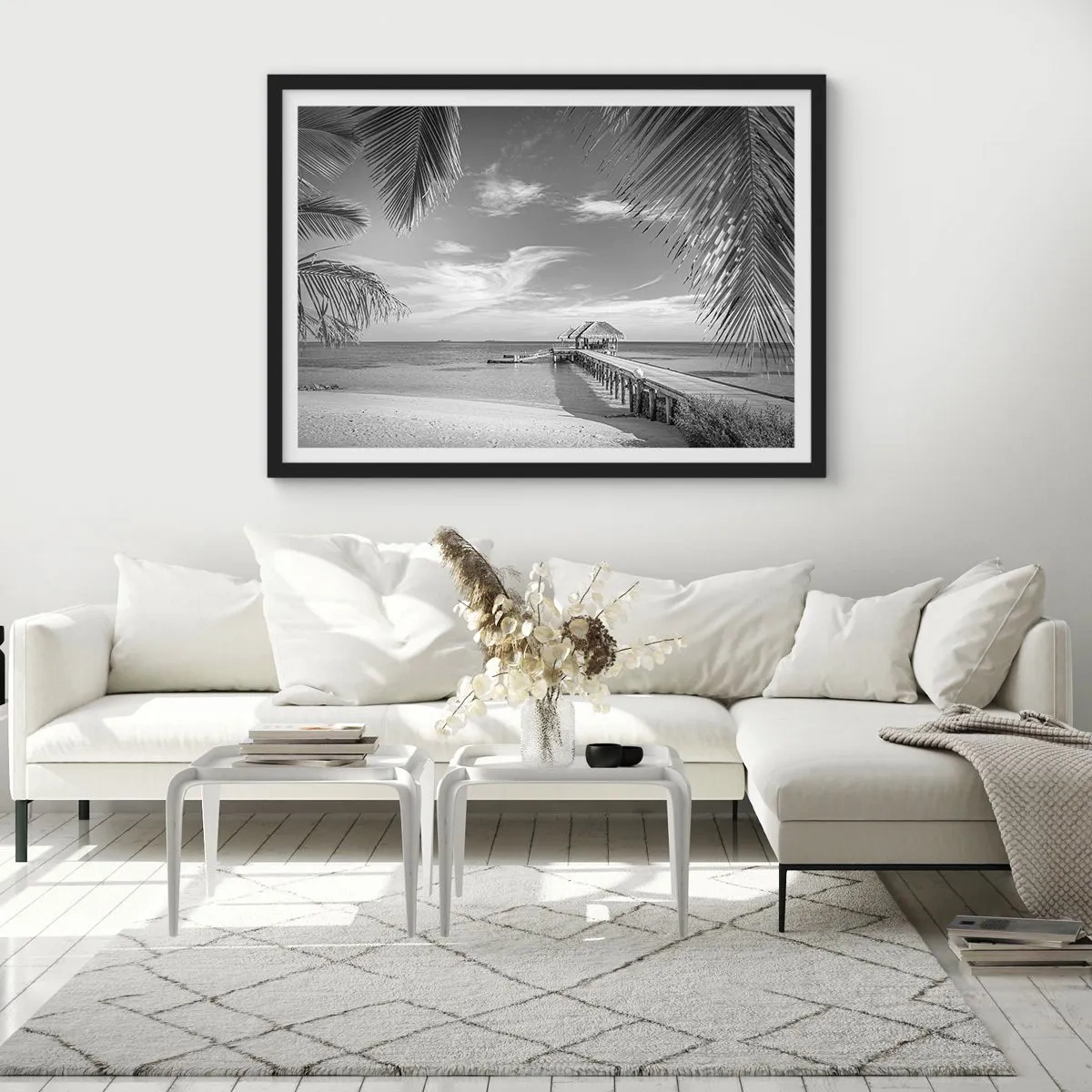 Poster in cornice nera - Spiaggia bianca e nera con molo e palme su una costa tropicale - 70x50cm - Un ricordo o un sogno? - Decorazione murale moderna per soggiorno e camera da letto ARTTOR