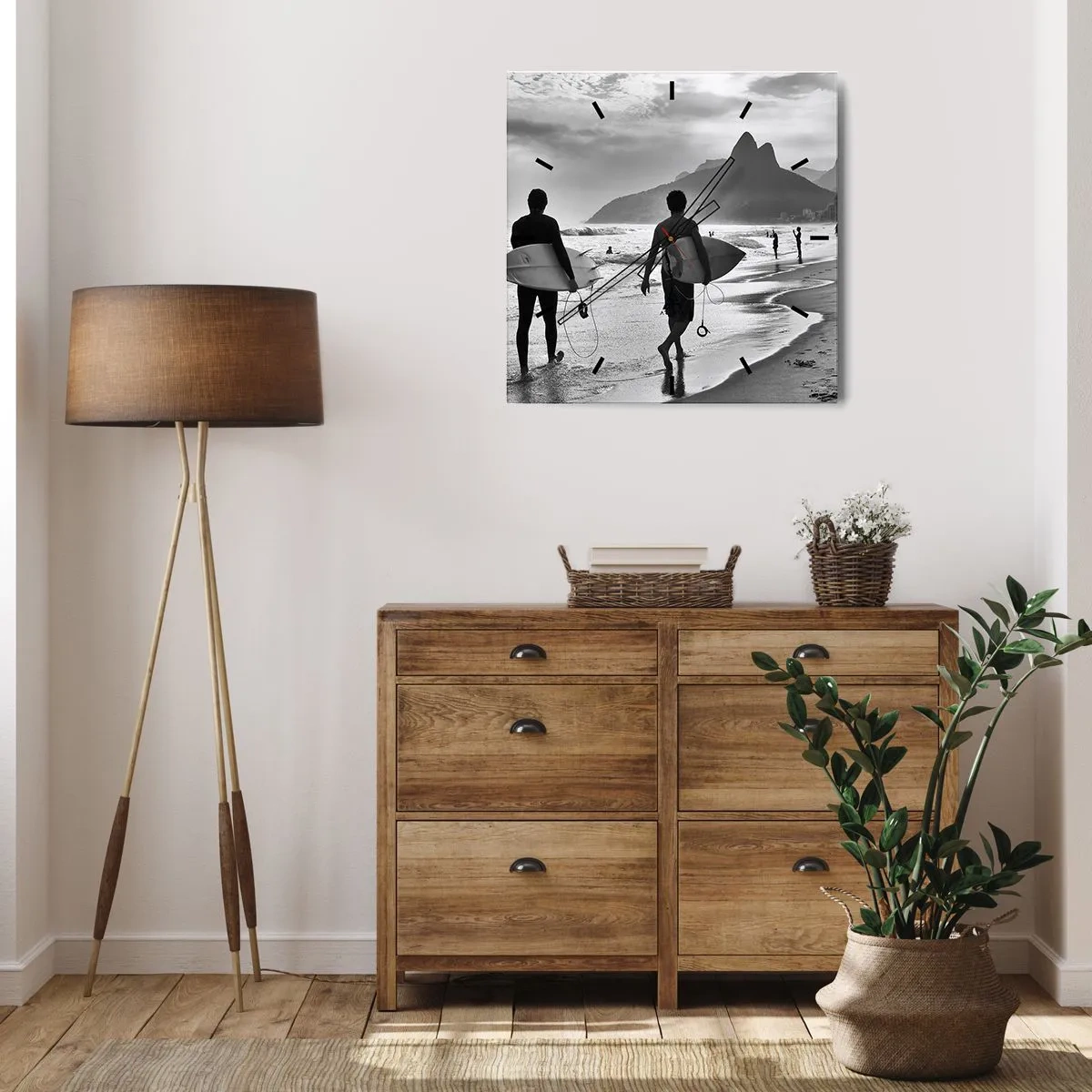 Orologio da parete - Orologio in Vetro - Due surfisti camminano sulla spiaggia con le loro tavole bianche e nere. - 30x30cm - Samba su un'unica onda - Decorazione murale moderna per soggiorno e camera da letto ARTTOR