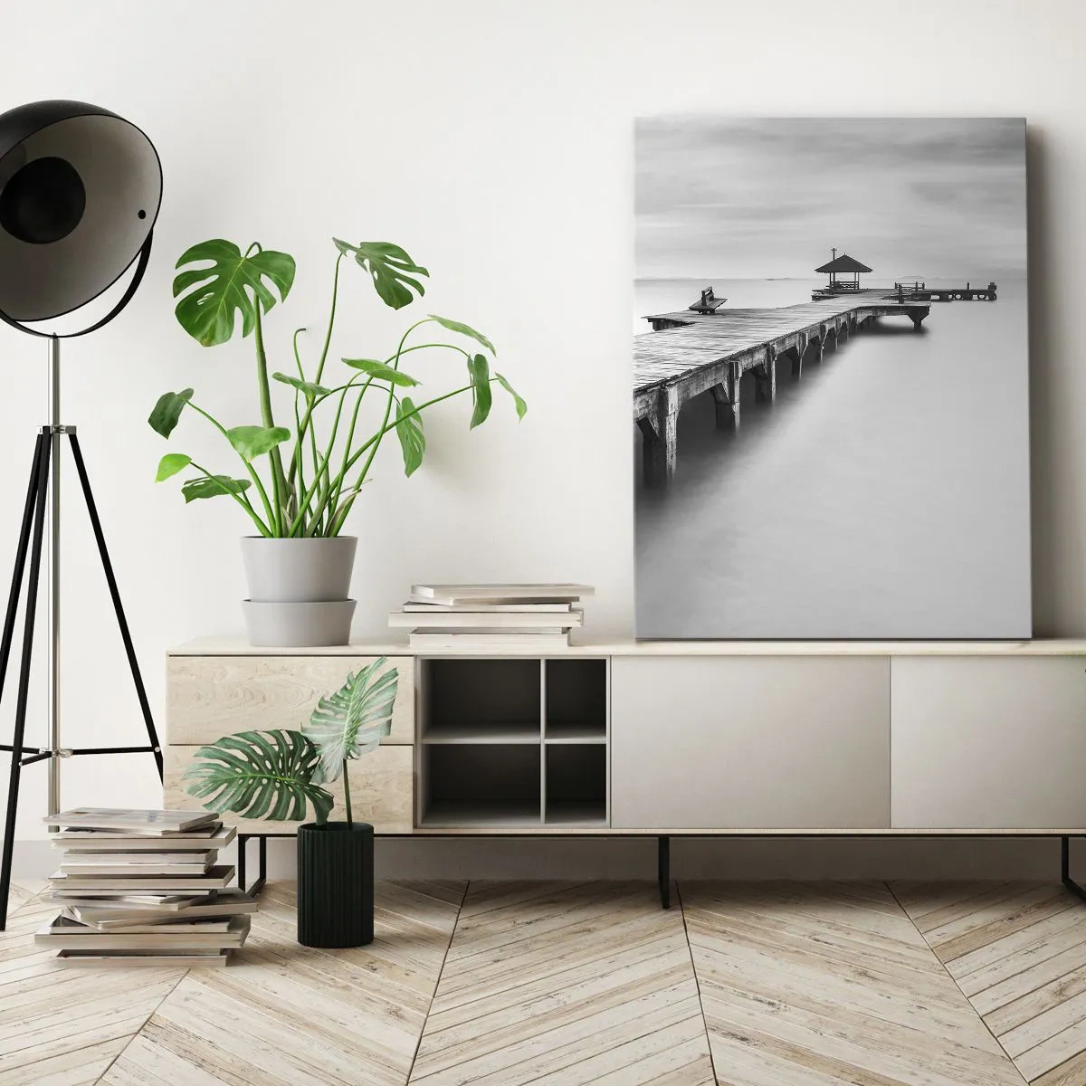 Quadro su tela - Stampe su Tela - Una vista in bianco e nero di un molo di legno su acque calme. - 50x70cm - Sempre più lontano. - Decorazione murale moderna per soggiorno e camera da letto ARTTOR