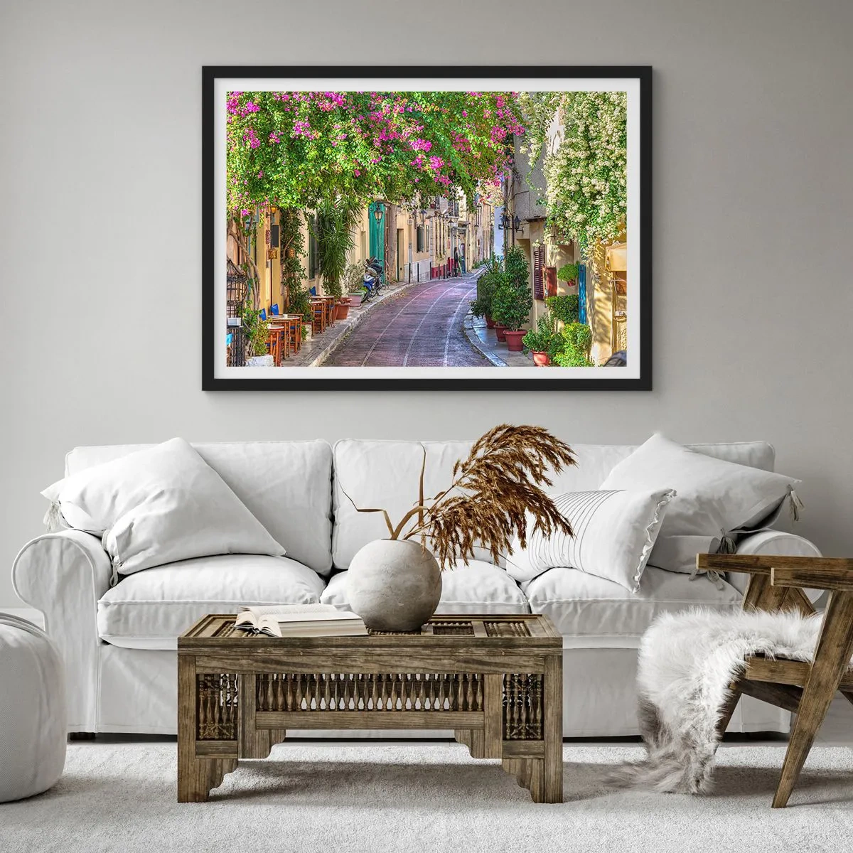 Poster in cornice nera - Una strada affascinante con viti in fiore e tavolini da caffè - 100x70cm - Angolo fiorito - Decorazione murale moderna per soggiorno e camera da letto ARTTOR