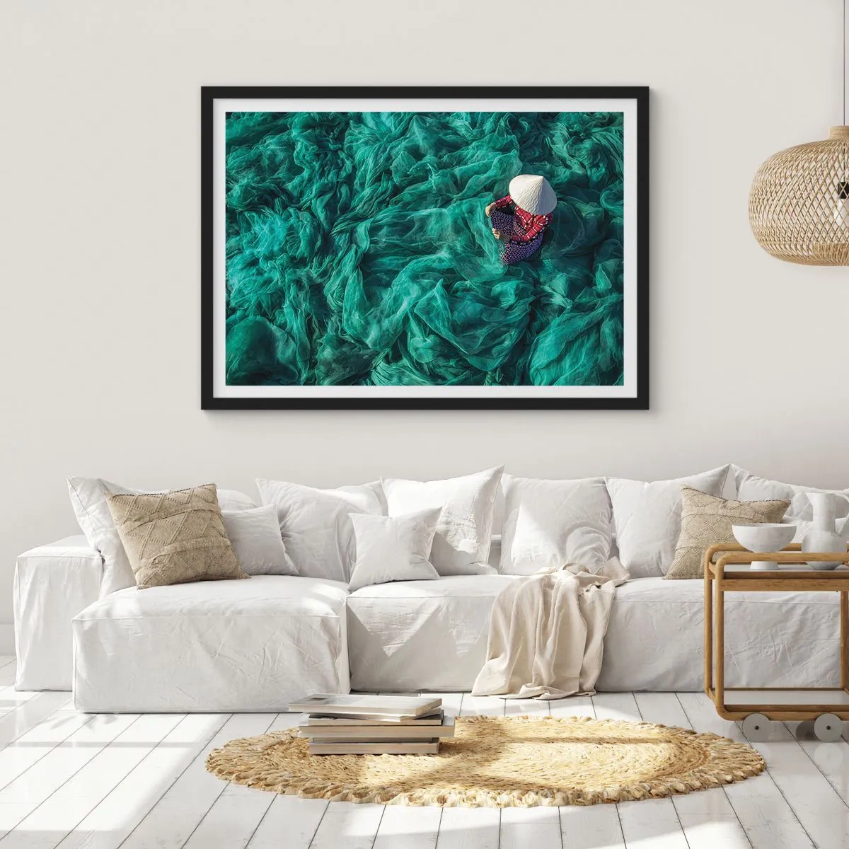 Poster in cornice nera - Una persona con un cappello tra reti da pesca verdi - 100x70cm - Nel mare di reti - Decorazione murale moderna per soggiorno e camera da letto ARTTOR