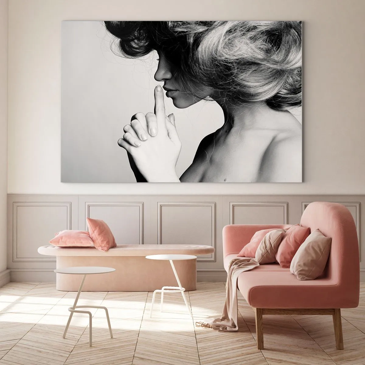 Quadro su vetro - Una donna in una fotografia in bianco e nero che chiede silenzio - 120x80cm - Ascoltando se stessa - Decorazione murale moderna per soggiorno e camera da letto ARTTOR