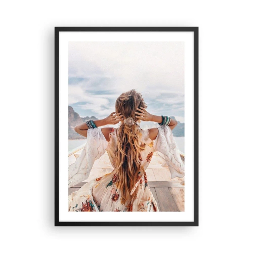 Poster in cornice nera - Donna in abito boho con vista sul mare - 50x70cm - In cammino verso la felicità - Decorazione murale moderna per soggiorno e camera da letto ARTTOR