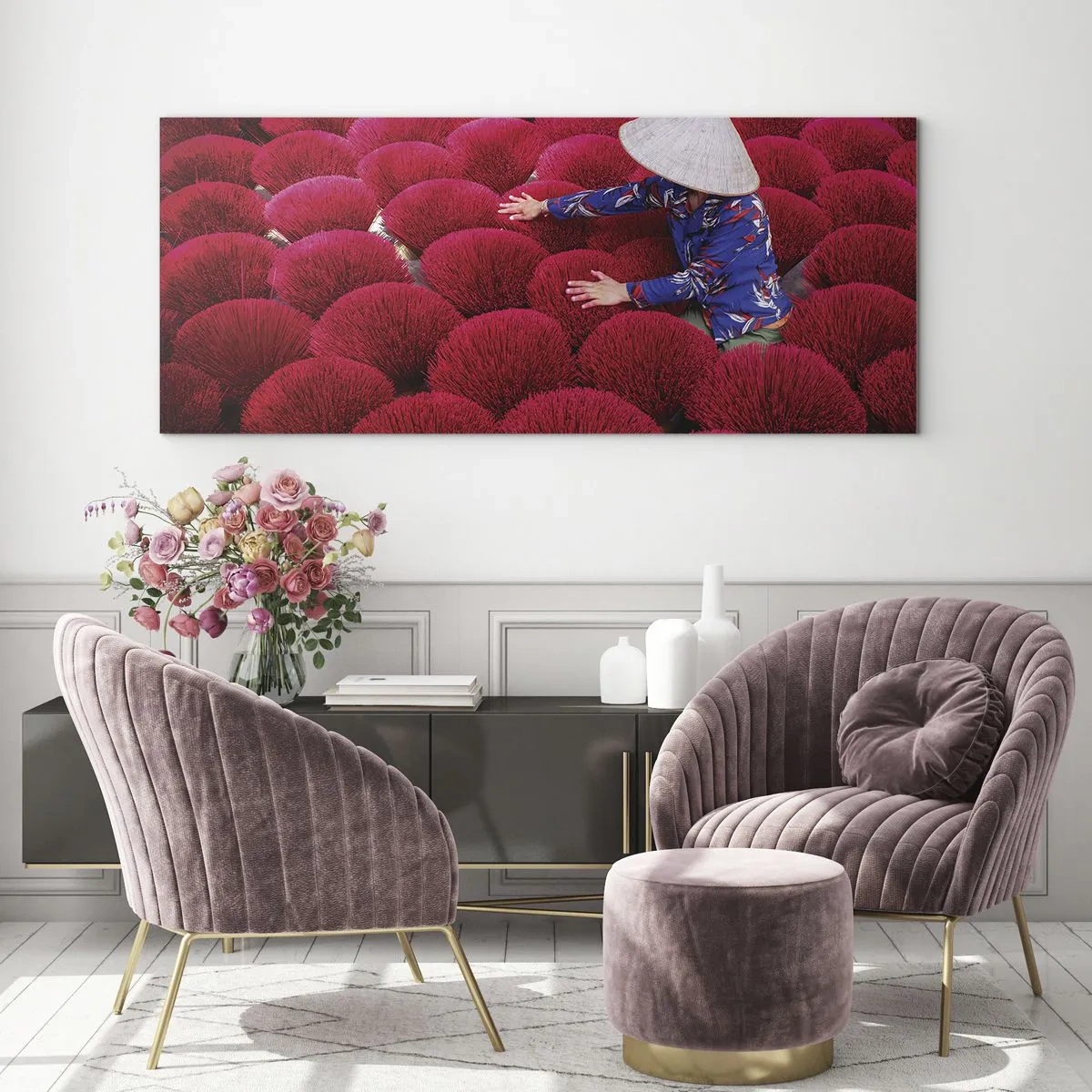 Quadro su vetro - Una donna che indossa un cappello tradizionale tra bastoncini di incenso rosso - 140x50cm - Nel campo di riso - Decorazione murale moderna per soggiorno e camera da letto ARTTOR